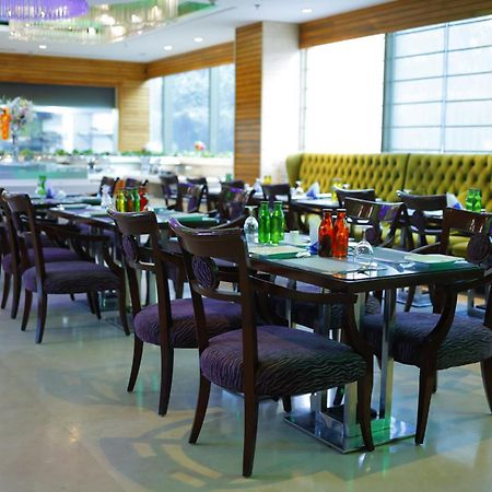Skycity Hotel Гургаон Екстериор снимка