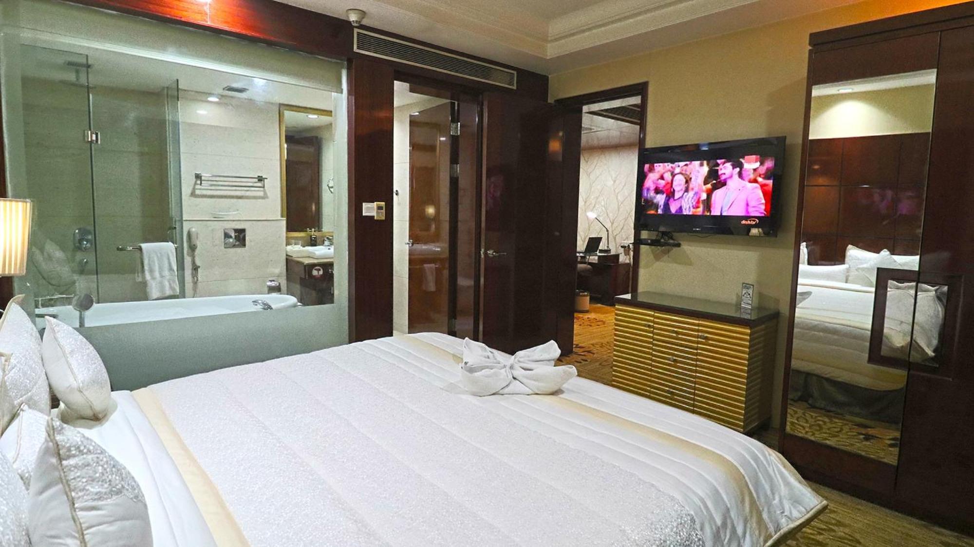 Skycity Hotel Гургаон Екстериор снимка