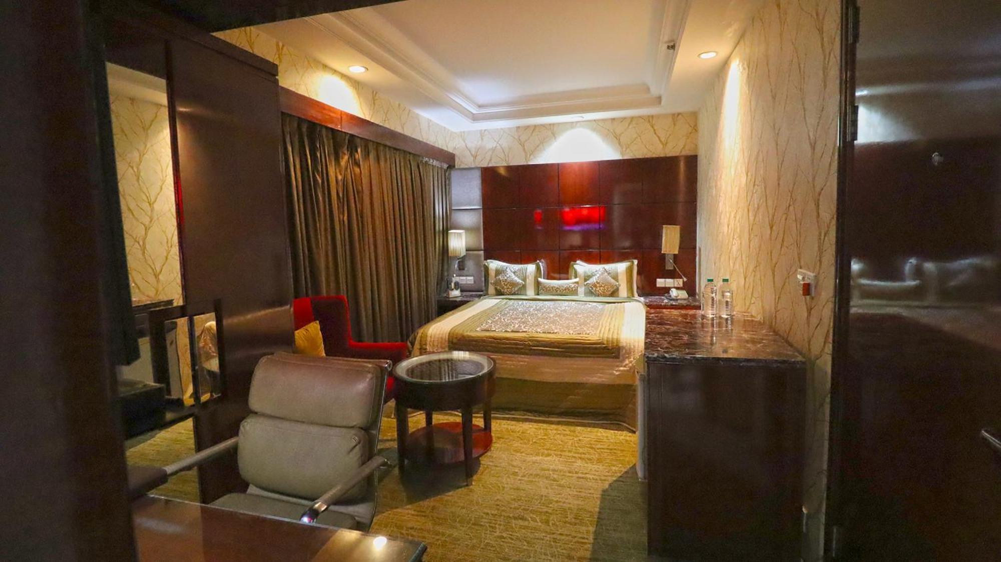 Skycity Hotel Гургаон Екстериор снимка