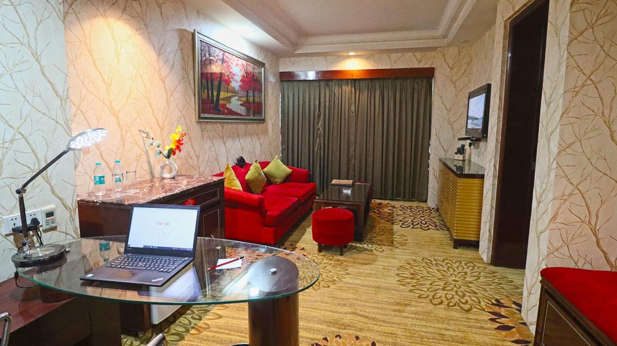 Skycity Hotel Гургаон Екстериор снимка