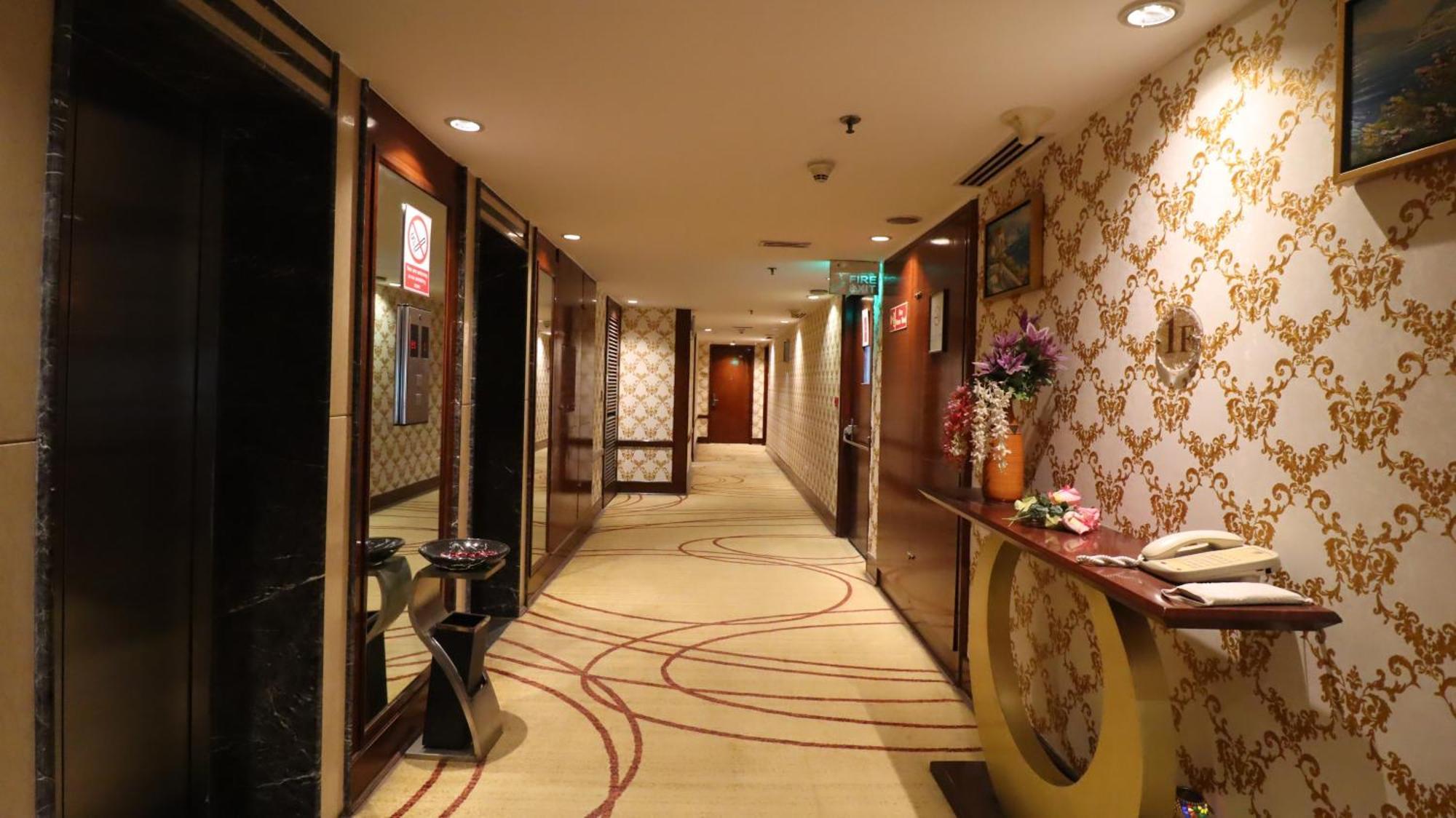 Skycity Hotel Гургаон Екстериор снимка