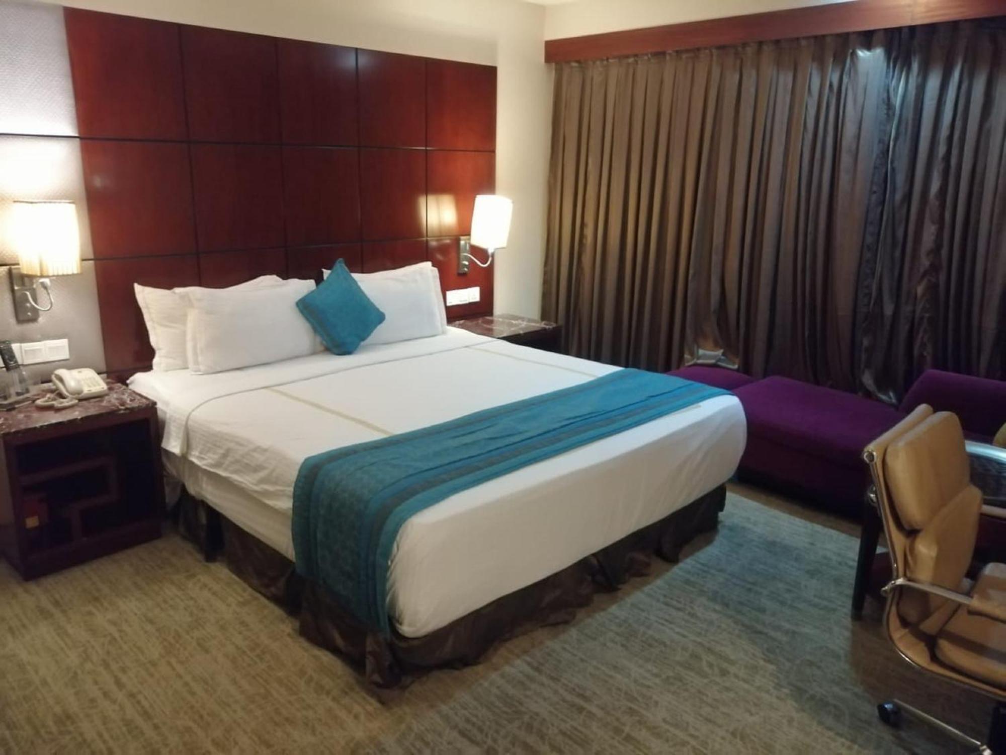 Skycity Hotel Гургаон Екстериор снимка