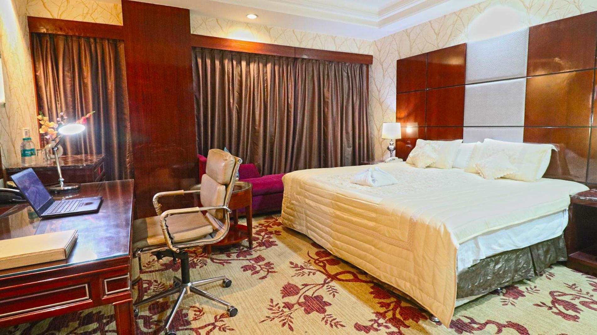 Skycity Hotel Гургаон Екстериор снимка