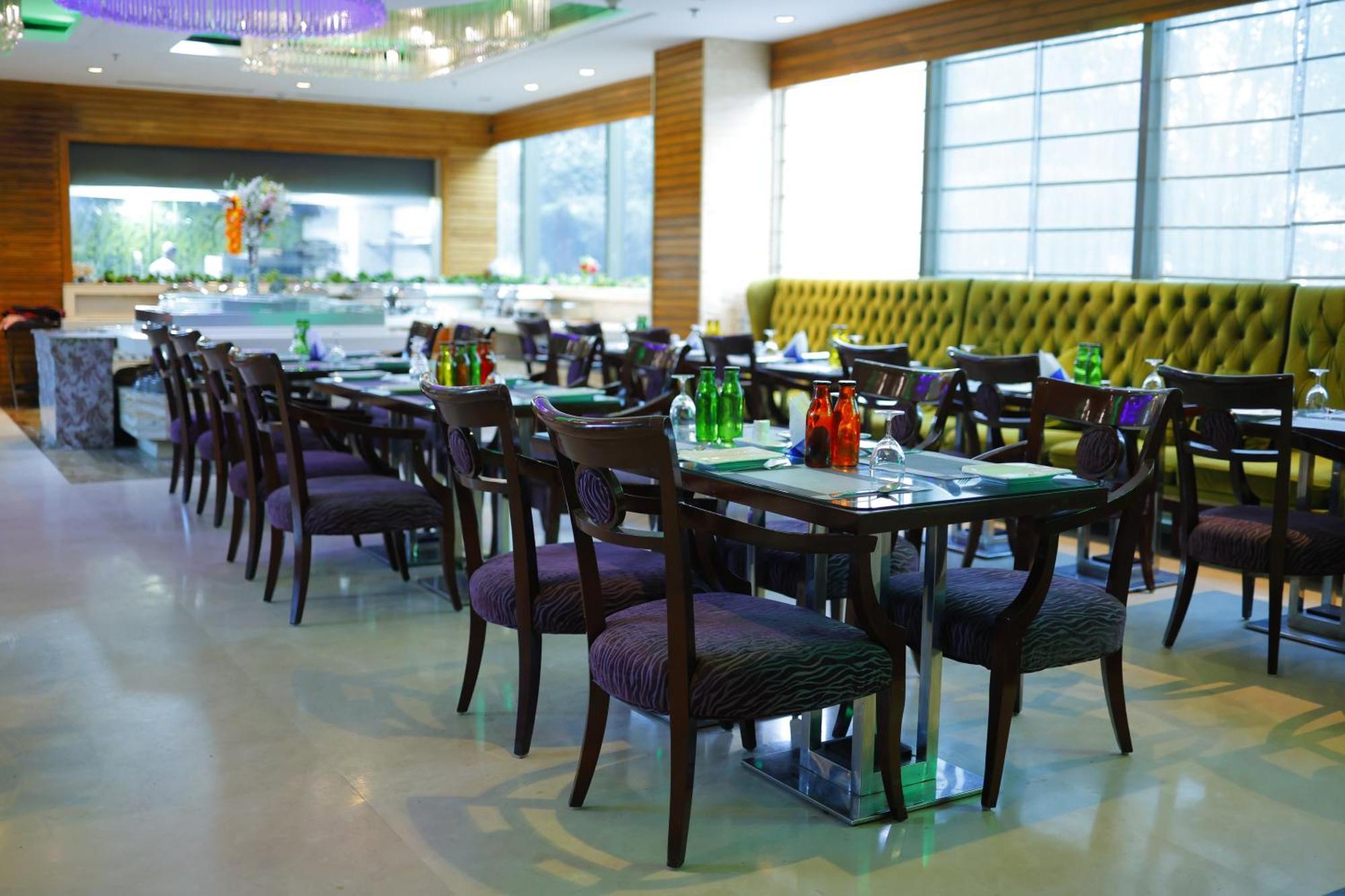 Skycity Hotel Гургаон Екстериор снимка