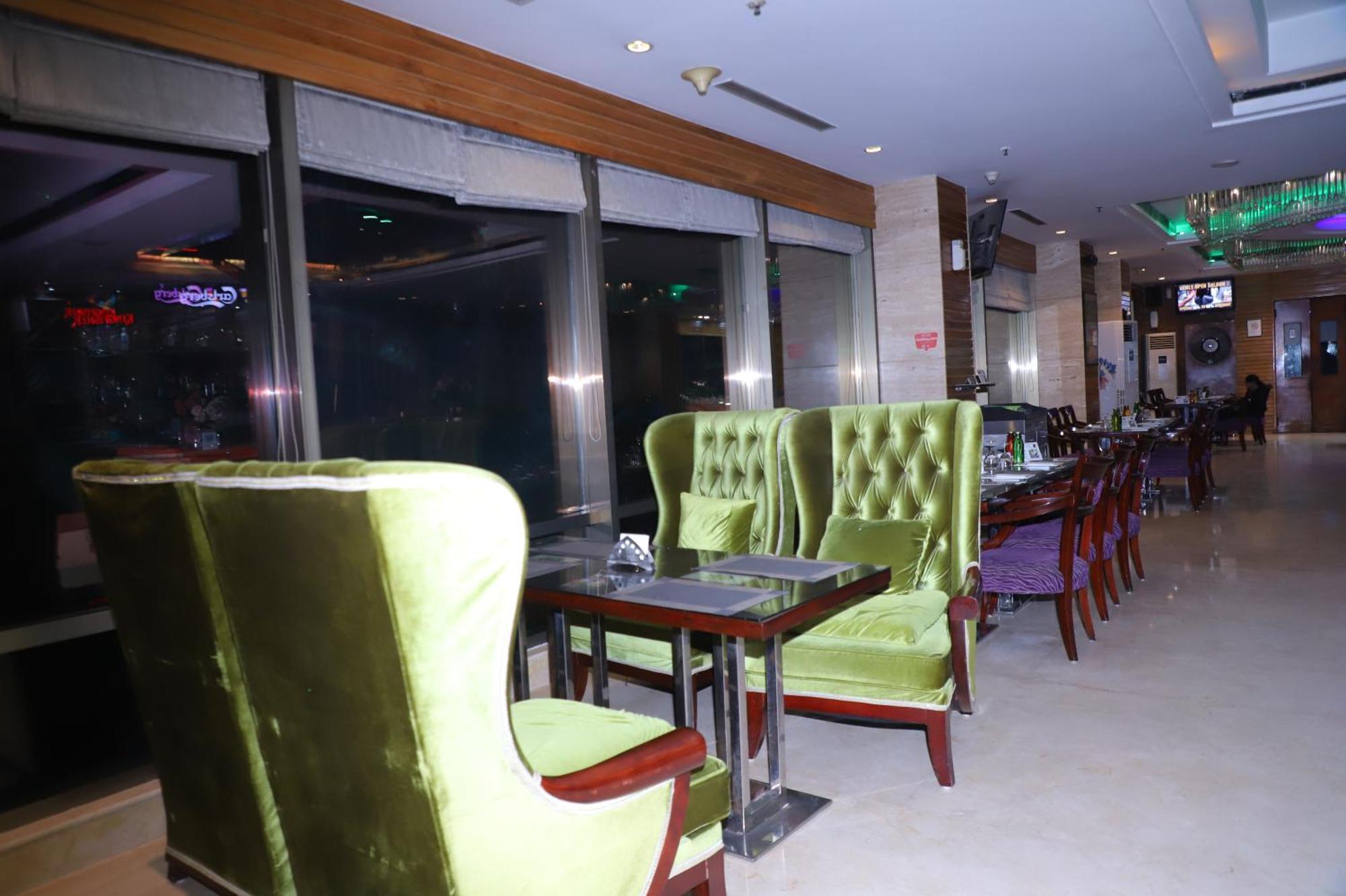 Skycity Hotel Гургаон Екстериор снимка