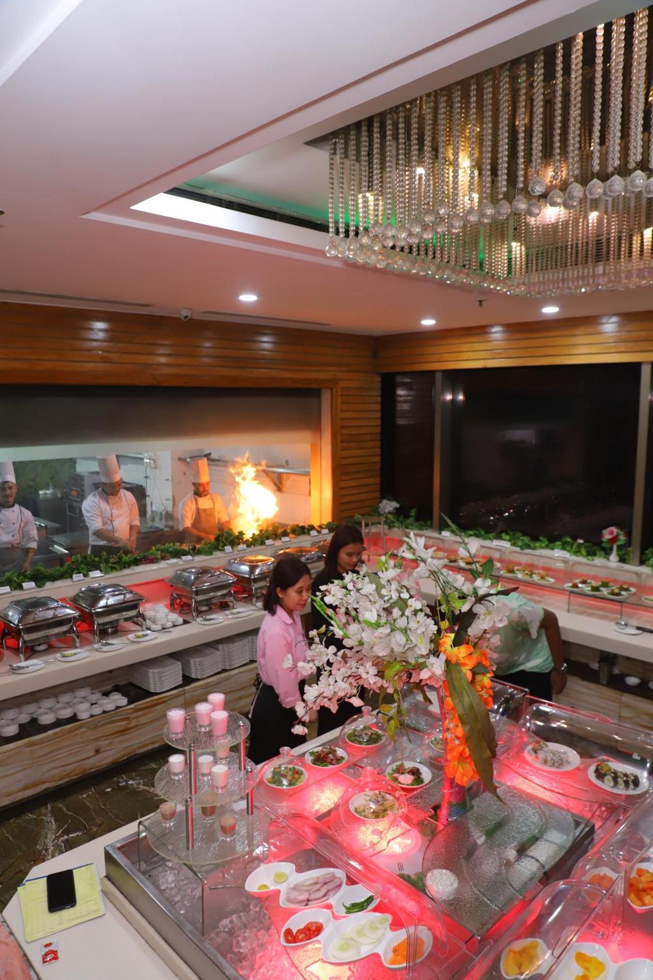 Skycity Hotel Гургаон Екстериор снимка