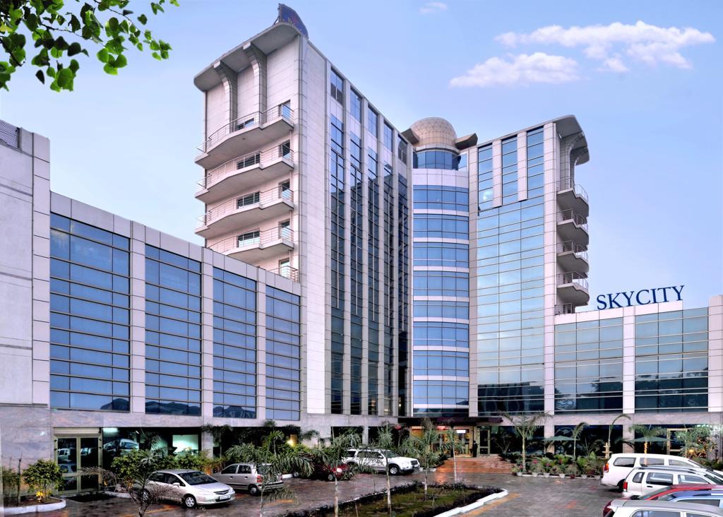 Skycity Hotel Гургаон Екстериор снимка